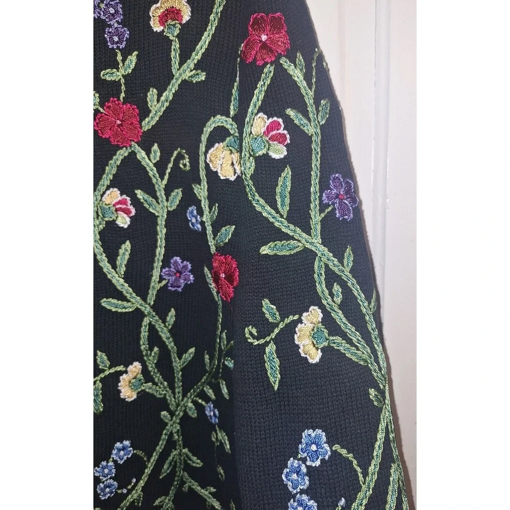 Vintage Unique Int'L Medium Women's Floral Embroidered Sweater Dark Cottagecore - Picture 4 of 6
